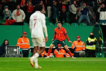 40岁C罗兑现承诺!补射破门打进生涯929球,当面教育曼联后辈射手