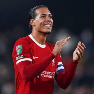 夺冠就解散?英媒曝萨拉赫携手范戴克0转会费离队,利物浦变天了