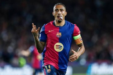 3-1!金球奖稳了?拉菲尼亚逼近巅峰梅西,巴萨晋级欧冠八强